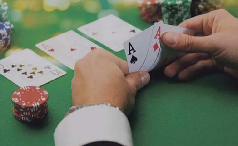 “德州扑克筹码：游戏平衡的关键”